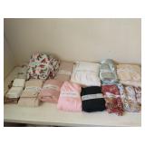 Group of bed sheets/linens