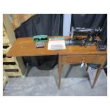 Singer Sewing Machine, Cabinet w/Accessories