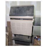 MANITOWOC SERIES 150 ICE MAKER AND PLATFORM