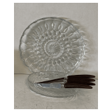 VINTAGE ANCHOR HOCKING 'FAIRFIELD' ROUND SERVING 10' ROUND DISH, VINTAGE CRYSTAL SWIRL DISH 7 3/4' LONG X 5 1/4' WIDE X 1 3/4' DEEP & 4 VINTAGE SHEFFIELD ENGLAND LION BRAND STEAK KNIVES WITH FAUX ANTL