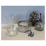 SHELF LOT TO INCLUDE VINTAGE HAZEL ATLAS CLEAR CREAMER 'ROYAL LACE', PAIR MINIATURE BLUE DELFT SHOES & MORE