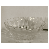 VINTAGE FEDERAL GLASS 'HEIRLOOM' BOWL 8 1/2' ROUND X 3 1/4' TALL