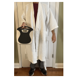 Master… Universal Yum’s men’s bathrobe, also includes a digital scale, working condition unknown, see pictures for details.