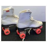 Ladies rollerskates, believed to be size 10, please come size for yourself, see pictures for details.