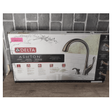 DELTA ASHTON PULL-DOWN KITCHEN FAUCET IN ORIGINAL BOX, 19922Z-KSSD-DST