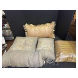 Decorative occasional pillows, five pieces, see for details.