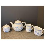 Vintage Corelle stoneware coordinates to include a lidded teapot, sugar, and creamers. Four pieces total, see pictures for details.
