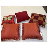 Decorative occasional pillows, five pieces, see pictures for details.