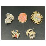 Lovely vintage Brooches, 5 pieces