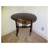 BR1…Vintage wooden drop-leaf/gateleg accent table with an oval top and turned spindle legs. See pictures for details.