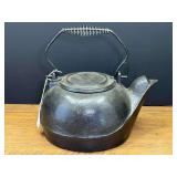 Garage… Vintage/antique cast-iron kettle, see pictures for details.