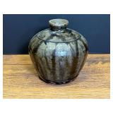 LR… Vintage Cleater Meaders dark-glazed ceramic globular vase featuring a short, rounded rim and a subtle mottled brown finish. see pictures for details.