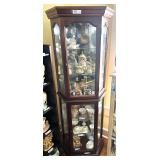 LR… Lovely lighted curio corner cabinet with six shelves. Items shown in pictures are sold in separate lots. See pictures for details.