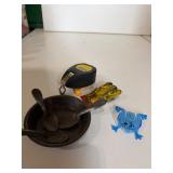 Clickers chalk line and plate with spoons