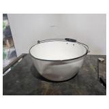 Vtg. Enamelware Wash Tub w/wooden bale handle