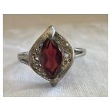 925 Sterling Silver Ring w/Garnet Stone ï¿½