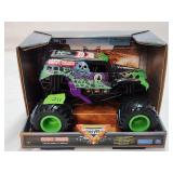 NIB Monster Jam Grave Digger 1/24 Scale