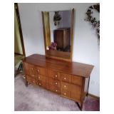 9 Drawer dresser with mirror 62' x 20' x 71'