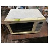 Sunbeam Microwave model SMW757 powers on
