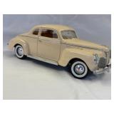 Road Signature 1941 Plymouth Toy Replica