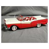 Sunstar Diecast 1957 Ford Fairlane Skyliner 12'L