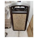 New Rubbermaid Outdoor Trash Receptacle 45'Hï¿½25'