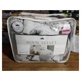 Queen size royal velvet comforter