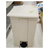 New Rubbermaid Trash Can 31'H×18.5'×14