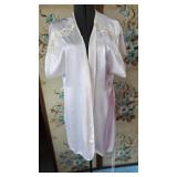 Val Mode Vintage White Satiny Robe