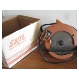 7 1/4' Electric Skil Saw W/Blades Powers On