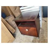Pre-owned Side Table 18.5x23.5x26'
