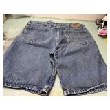 Men's size 36 Wrangler jean shorts **hole in back*