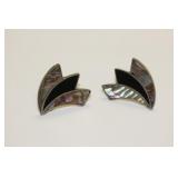 An Inlaid Mother of Pear and Onyx Earrings