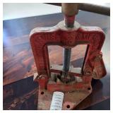 Red Cast-iron Cleveland Yoke-Style Pipe Vise