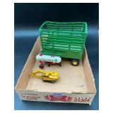 Ertl 1/16 John Deere Bale Throw Wagon & 1/64...