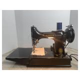 Singer Featherweight 221 Sewing Machine with Case