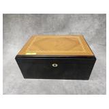INLAY WALNUT LIDDED HUMIDOR