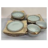 New Over & Back 16-Piece Dinnerware: Green