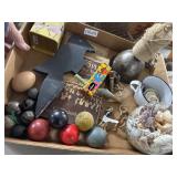 Miscellaneous lot of small primitive