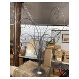 Primitive ornaments holder