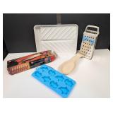 assorted kitchenwares - steak knives, grater,...