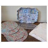 2 Sets of Placemats, 2 Serving Trays