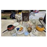Box Lot: Kitchen & Decor, Lamp, Fondue Pots