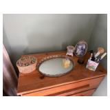 Box lot of decor stuff see pictures