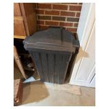 Large rolling trashcan with lid