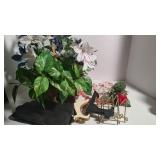 Mixed Lot with basket of flowers, doily,...