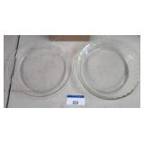 Two vintage Pyrex plates. / Ships