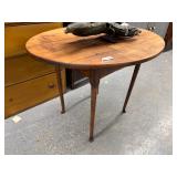 #1715 Queen Anne Style Oval Tavern Table #1715 Queen Anne Style Oval Tavern Table