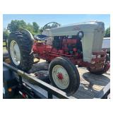 This tractor features a 2.8L 4-cyl gasoline engine
