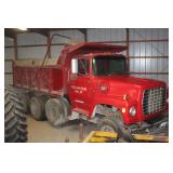 1973 Ford 880 tri-axle dump truck 